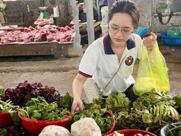 Rau xanh chợ Hà Nội xô đổ giá thịt, tiểu thương sợ mặc cả, người tiêu dùng thở dài: Một mớ mồng tơi ăn 3 bữa