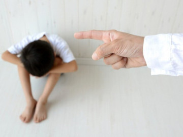 Bố đánh, cấm 2 con đi học vì mâu thuẫn vợ chồng