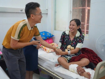 Hành động đẹp của cô gái trẻ mang song thai ghép tay vào chân chờ ngày nối lại