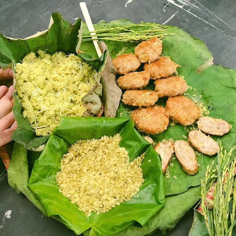 Cốm là đặc sản không thể thiếu khi Hà Nội sang thu