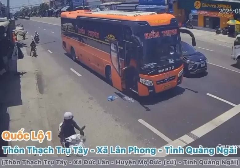 Hình ảnh xe khách mở cửa ném rác xuống đường được camera ghi lại. Ảnh cắt từ clip