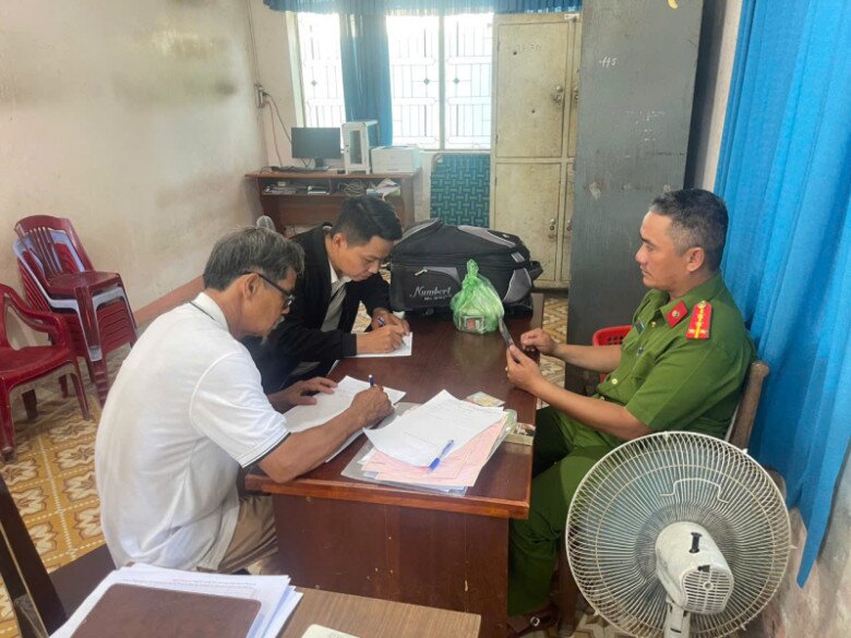 Anh Huỳnh Công Sơn đem chiếc ba lô bên trong có 150 triệu đồng cùng nhiều giấy tờ giá trị đến nhờ Công an xã Bà Nà tìm người bị đánh mất để trao trả lại. 