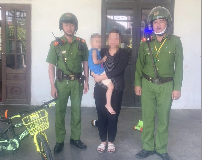 Công an phường Ba Đồn bàn giao cháu bé đi lạc cho gia đình