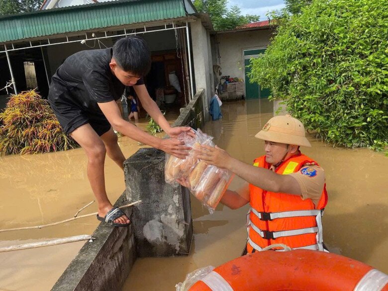 Công an tỉnh đã điều động hàng trăm cán bộ chiến sĩ lên các địa bàn vùng lũ, hỗ trợ sơ tán dân, đảm bảo an ninh trật tự, cứu hộ và khắc phục hậu quả.
