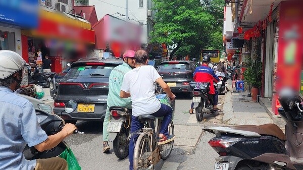 Thời điểm xảy ra sự cố, giao thông qua khu vực bị ùn tắc. Ảnh: Việt Anh.