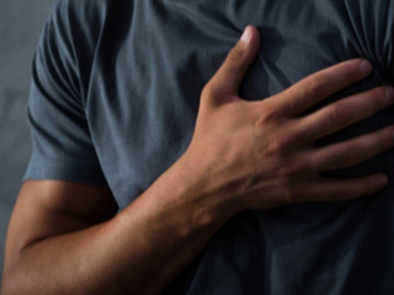 Sau hai giờ tức ngực, người đàn ông nhập viện do nhồi máu cơ tim cấp suýt mất mạng