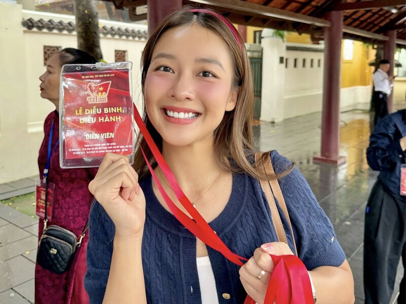 Một trong những sao Việt nổi bật trong đoàn diễu binh, diễu hành A80 là diễn viên Khả Ngân. Cô cho biết ra Hà Nội tham gia các hoạt động hướng tới đại lễ lớn của dân tộc từ ngày 24/8.