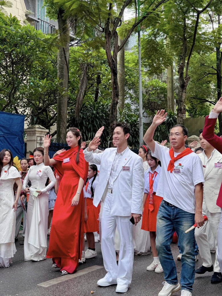 Cùng 34 tuổi và thuộc đội diễu hành a80 song luân được gán ghép với khả ngân tô dũng cùng bạn gái tình tứ không rời - 8