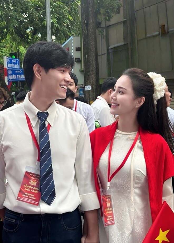 Cùng 34 tuổi và thuộc đội diễu hành a80 song luân được gán ghép với khả ngân tô dũng cùng bạn gái tình tứ không rời - 3