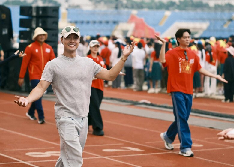 2 nam thần vtv nổi bật tham gia nhiệm vụ a80 người bất ngờ khoe con bụ bẫm người được fan nữ vây quanh xin chụp hình - 7