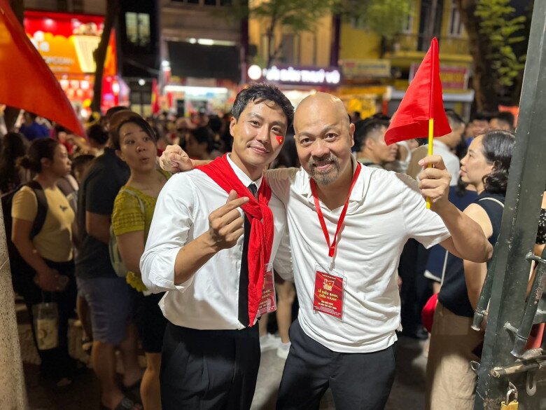 2 nam thần vtv nổi bật tham gia nhiệm vụ a80 người bất ngờ khoe con bụ bẫm người được fan nữ vây quanh xin chụp hình - 8