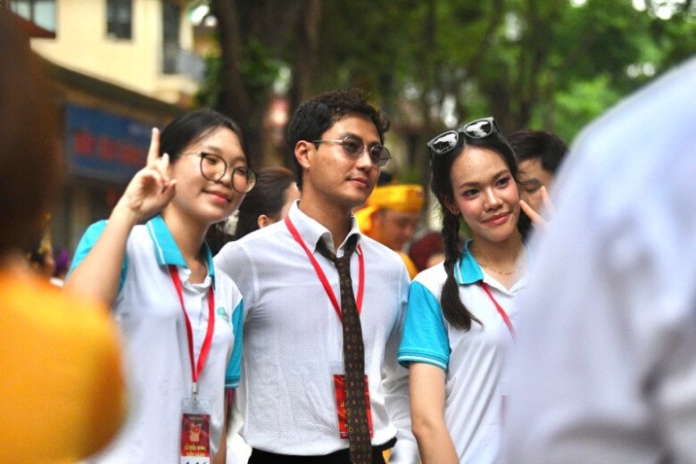 2 nam thần vtv nổi bật tham gia nhiệm vụ a80 người bất ngờ khoe con bụ bẫm người được fan nữ vây quanh xin chụp hình - 6