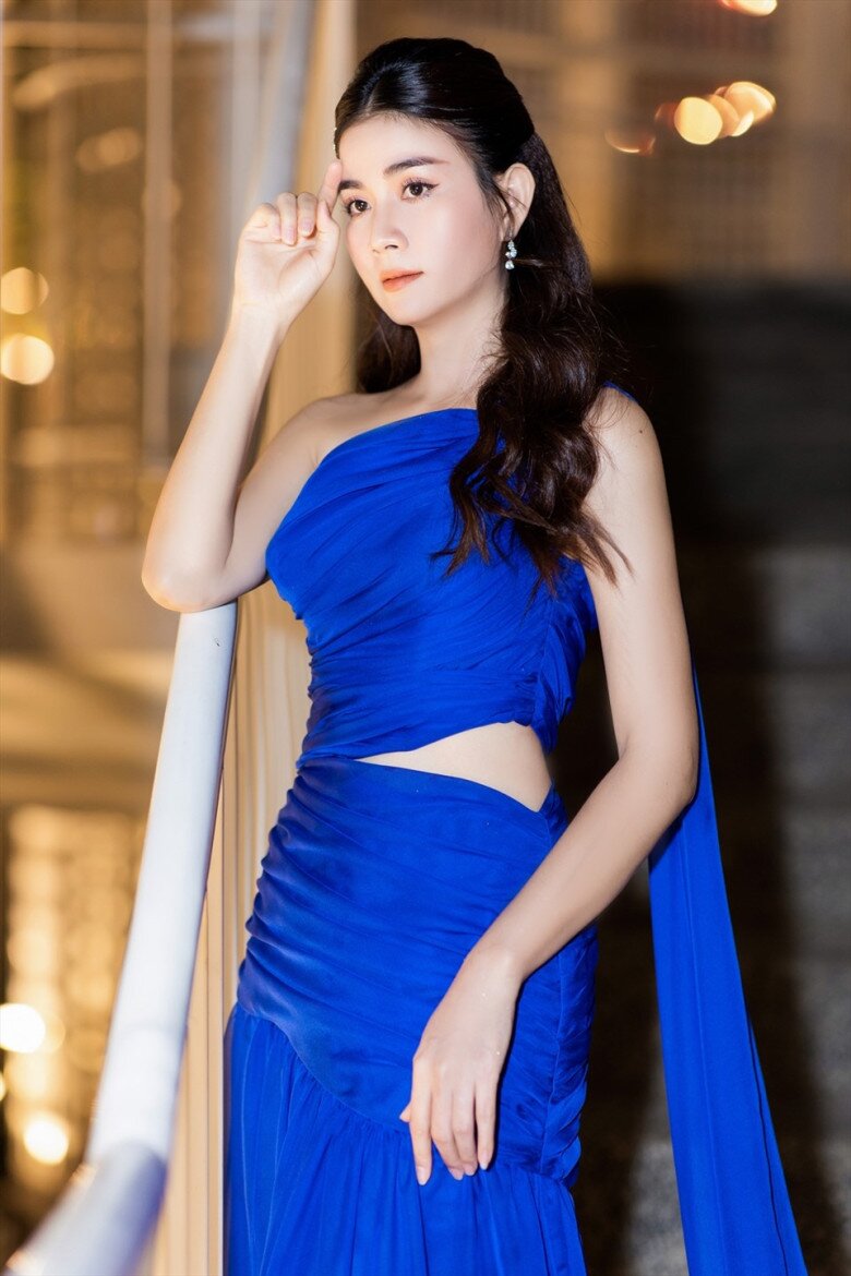 Kha Ly hoạt động sôi nổi ở cả màn ảnh lẫn sân khấu ca nhạc.