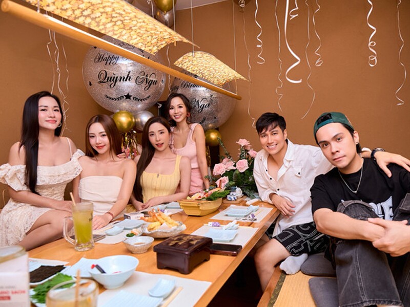 Trong loạt ảnh chụp cùng bạn bè tại tiệc sinh nhật của Quỳnh Nga, Việt Anh cũng có mặt. Tuy nhiên, hai người tránh nhắc đến nhau trên mạng xã hội.