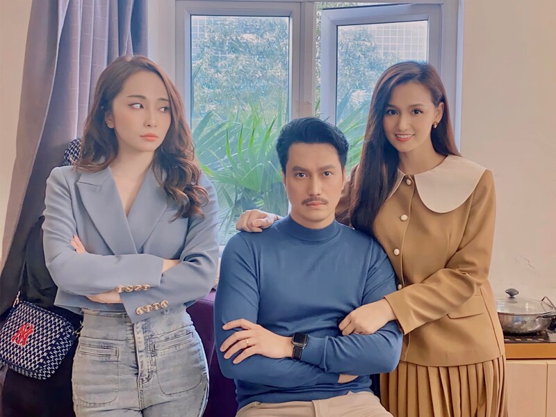 Cả hai từng đóng chung một số phim, trong đó phải kể tới phim Sinh Tử, Chồng Cũ Vợ Cũ Người Yêu Cũ. Có khi cặp đôi đóng vai người tình, có lúc Quỳnh Nga lại đóng vai bạn thân của vợ Việt Anh trong phim.