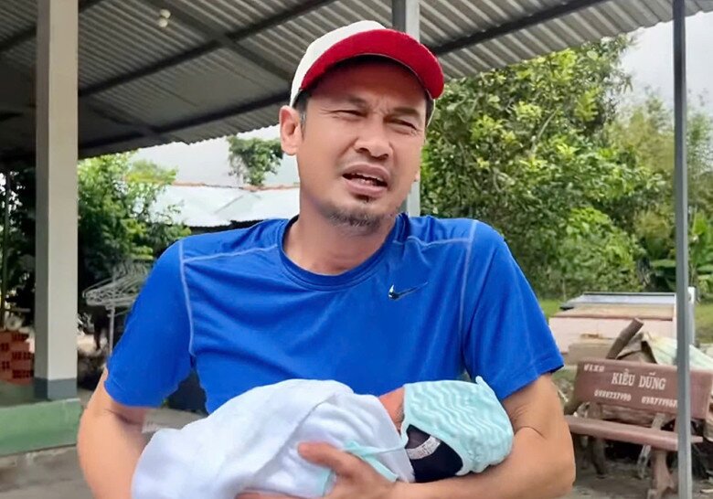 Tiết Cương hạnh phúc khi đón con đầu lòng.