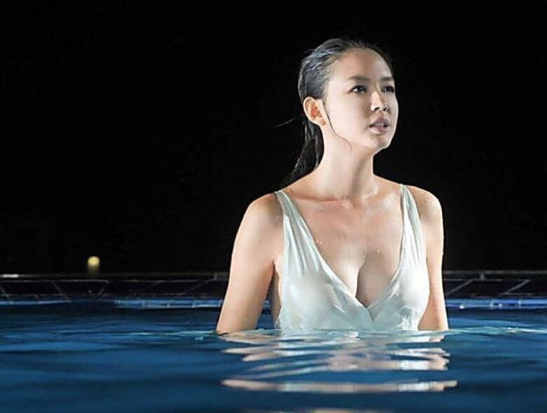 Người đẹp không ngại đóng cảnh ướt át trên phim.