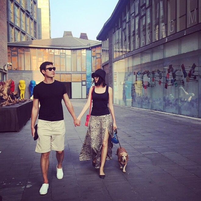 Người đẹp cùng ông xã đi du lịch đó đây.