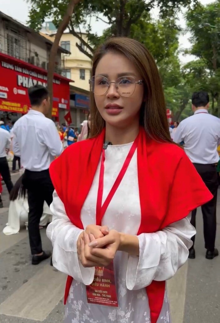 Lương Thu Trang gây chú ý khi tham gia diễu binh, diễu hành cho nhiệm vụ A80.