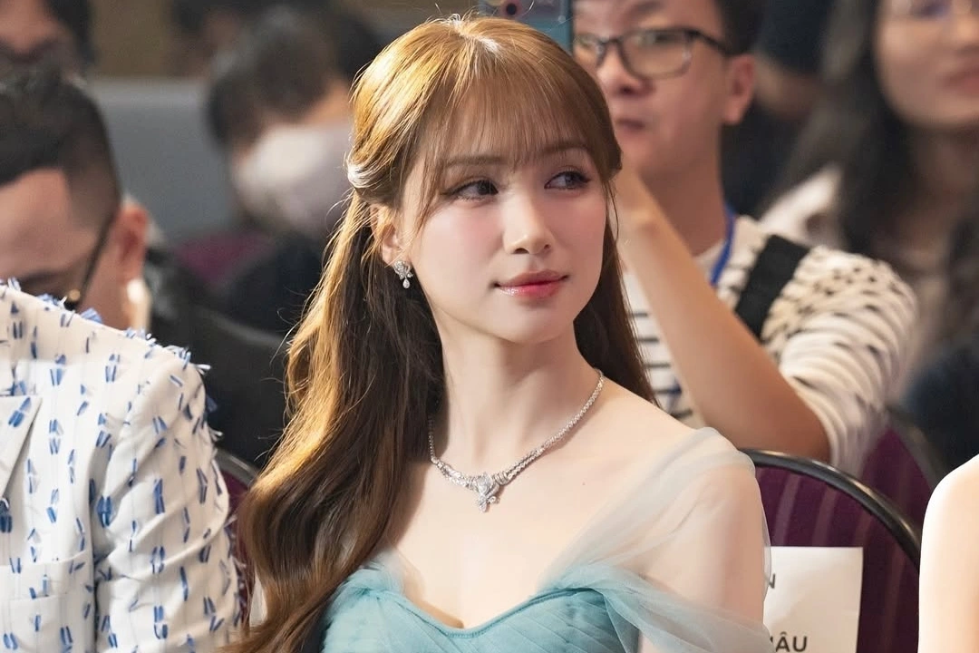 Hòa Minzy xinh đẹp, tài năng, sự nghiệp ngày một thăng hoa.