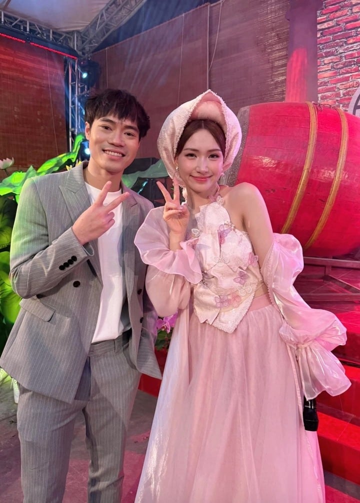 Hòa Minzy thân thiết với Văn Toàn nhưng xác nhận chỉ là bạn bè.