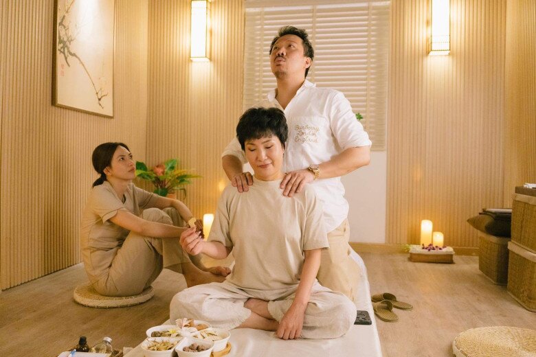 Trấn Thành bóp vai cho Hồng Đào ở hậu trường phim Mai.