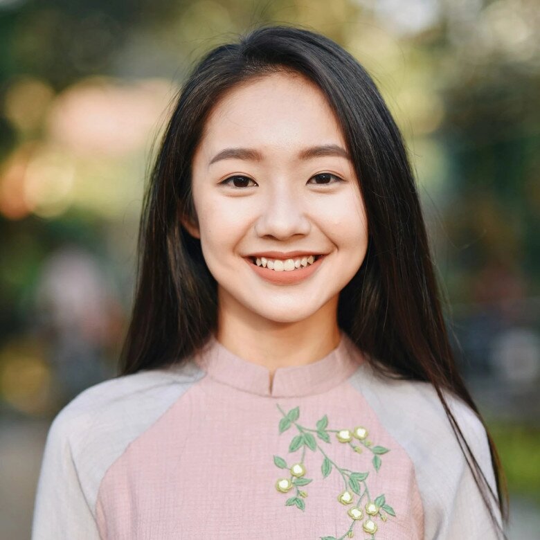 Hoàng Hà có gương mặt đậm chất điện ảnh, nụ cười tươi tắn.