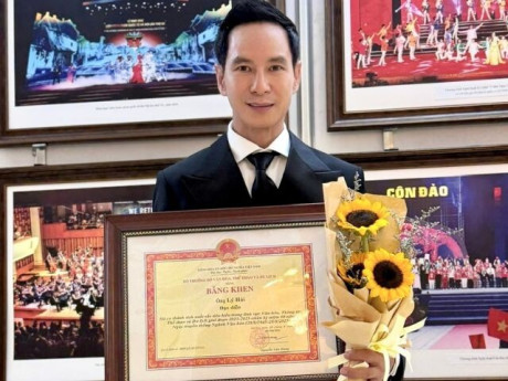 Lý Hải nhận bằng khen từ Bộ Văn hoá Thể thao và Du lịch, hạnh phúc khi được ghi nhận sau 35 năm làm nghề