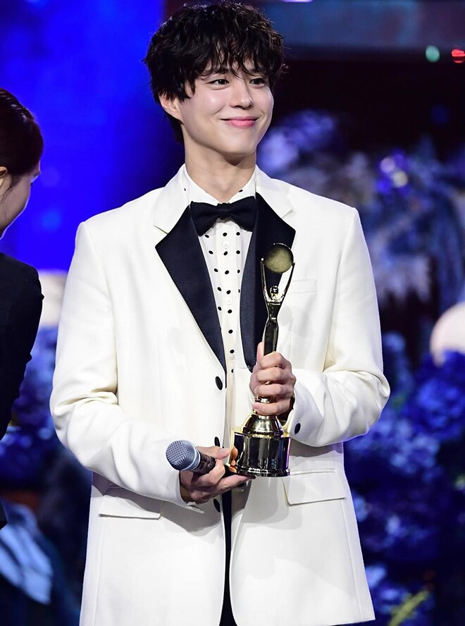 Park Bo Gum khi lên nhận giải.