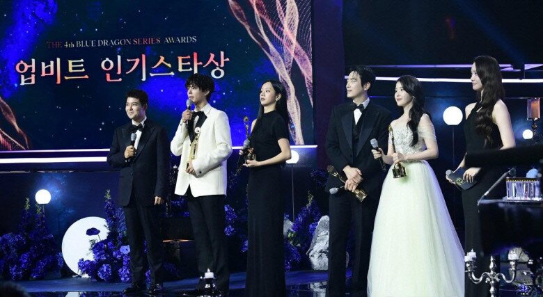 Các diễn viên Park Bo Gum, Lee Hye Ri, Lee Jun Hyuk, IU thắng giải Ngôi sao được yêu thích.