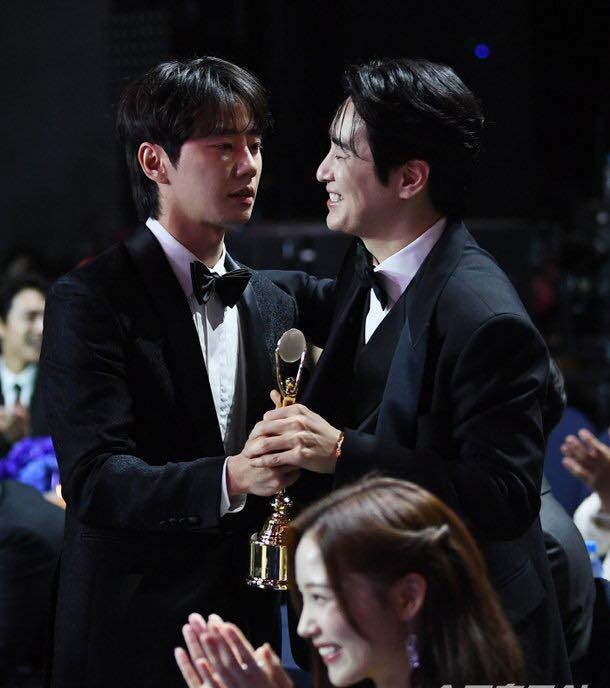 Lee Jun Young nhận nhầm cup của Lee Jun Hyuk.