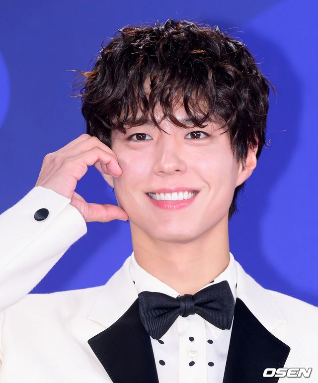 Park Bo Gum điển trai, lịch thiệp.