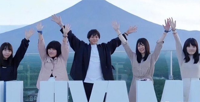 Watanabe có đời sống chăn gối rất “công bằng” với 4 vợ.