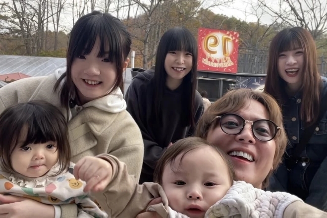 Các bà vợ sẽ chu cấp tiền cho cả nhà trong khi Watanabe làm nội trợ chăm con.