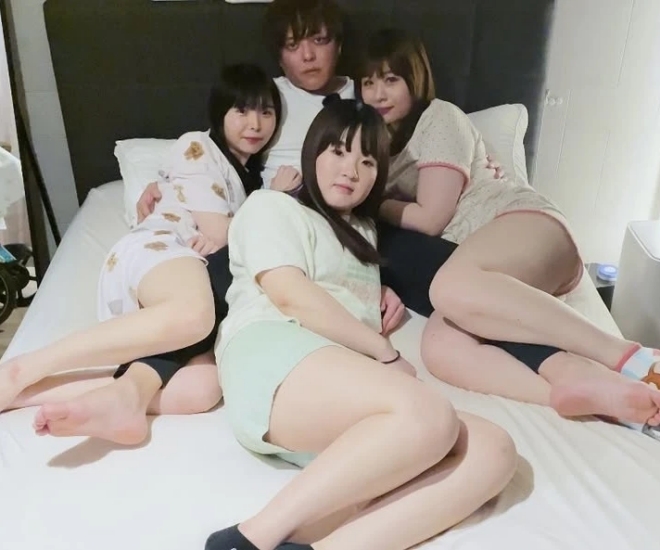 Watanabe bên 3 trong số 4 bà vợ của anh.