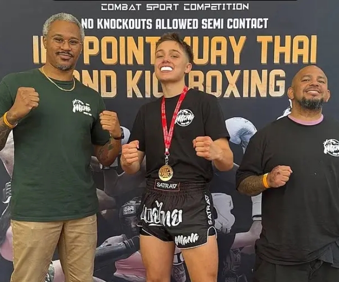 Knox giành huy chương vàng tại IKF Point Muay Thai Technical.