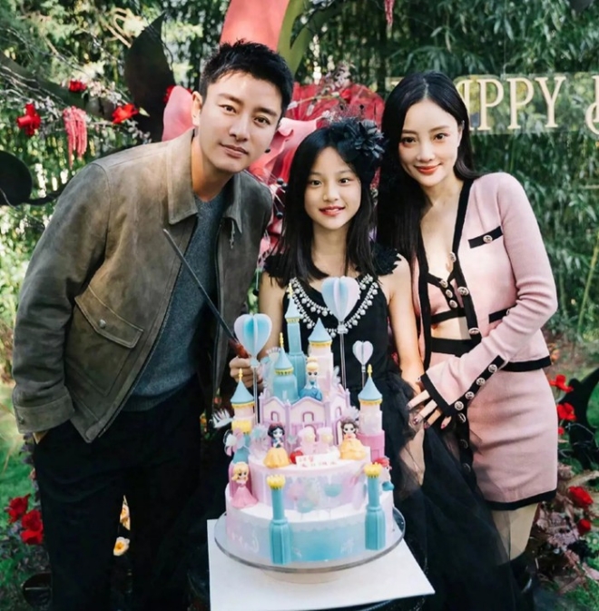 Dù Điềm Hinh đã lên tiếng giải thích nhưng nhiều người cho rằng cô bé bị mẹ xúi giục.