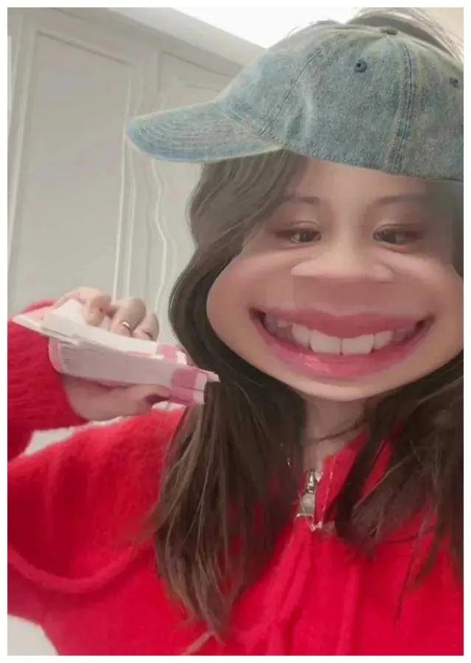 Điềm Hinh khoe tiền mừng tuổi nhận về nhiều bình luận tiêu cực.