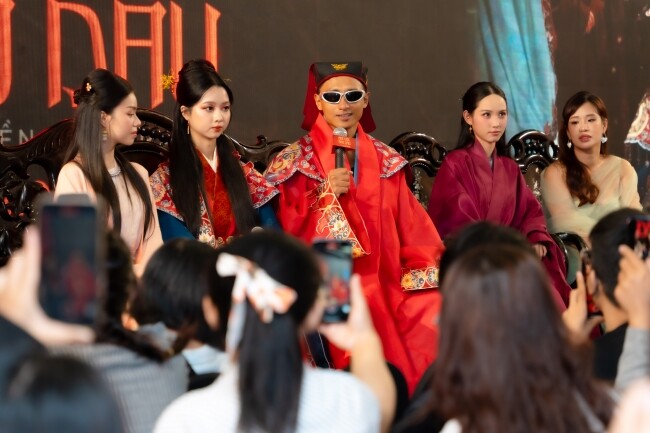 Sao nhí hot nhất màn ảnh việt trổ nét thiếu nữ xinh như hoa thừa nhận có khoảng cách với ông xã hơn 13 tuổi - 5