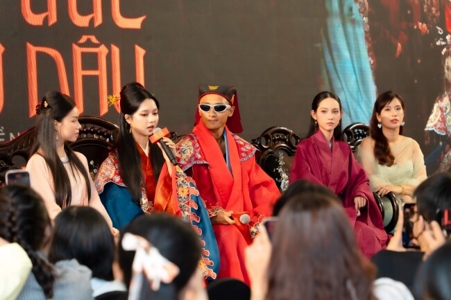 Sao nhí hot nhất màn ảnh việt trổ nét thiếu nữ xinh như hoa thừa nhận có khoảng cách với ông xã hơn 13 tuổi - 3