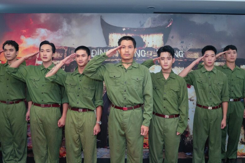 Hoàng long - đặc công sen của mưa đỏ con trai 2 tuổi níu áo ngày tôi rời nhà quay xong gặp biến cố lớn nhất đời - 6