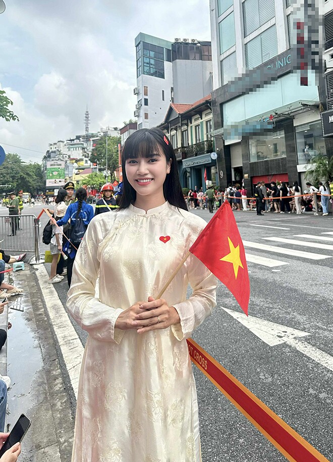 Người đẹp được khen xinh nhất nhì khối vỉa hè xem diễu hành lấy chồng cao 184m được bố mẹ yêu chiều - 3