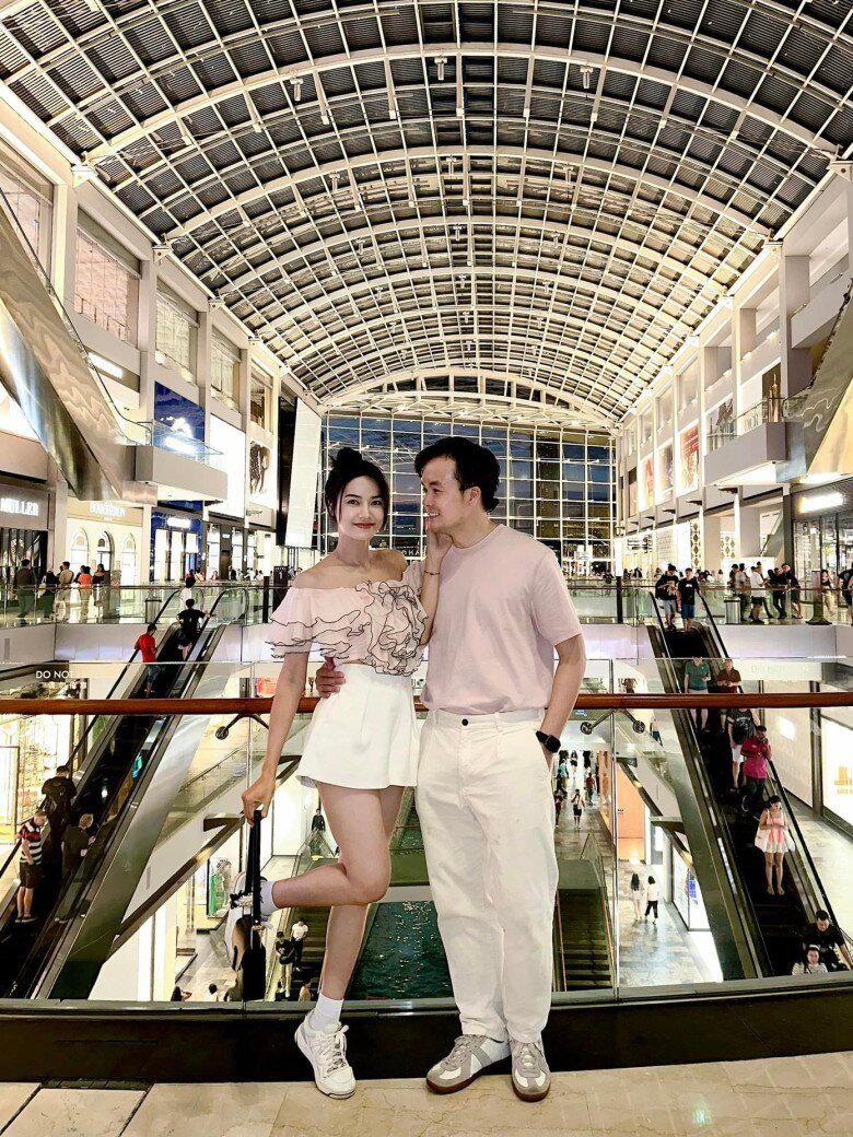 Người đẹp được khen xinh nhất nhì khối vỉa hè xem diễu hành lấy chồng cao 184m được bố mẹ yêu chiều - 9