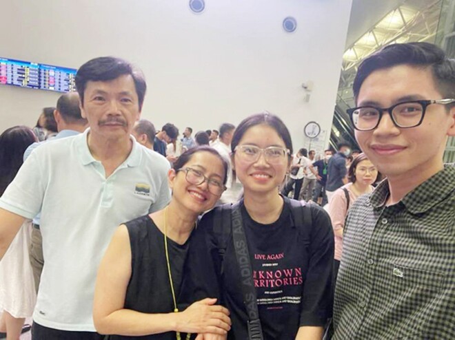 Nghệ sĩ Trung Anh bên vợ con.