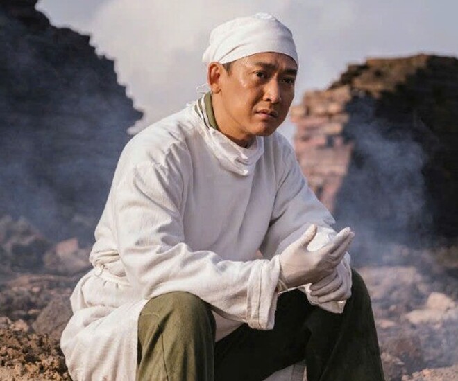 Hứa Vĩ Văn trong vai bác quân y Lê phim Mưa Đỏ.