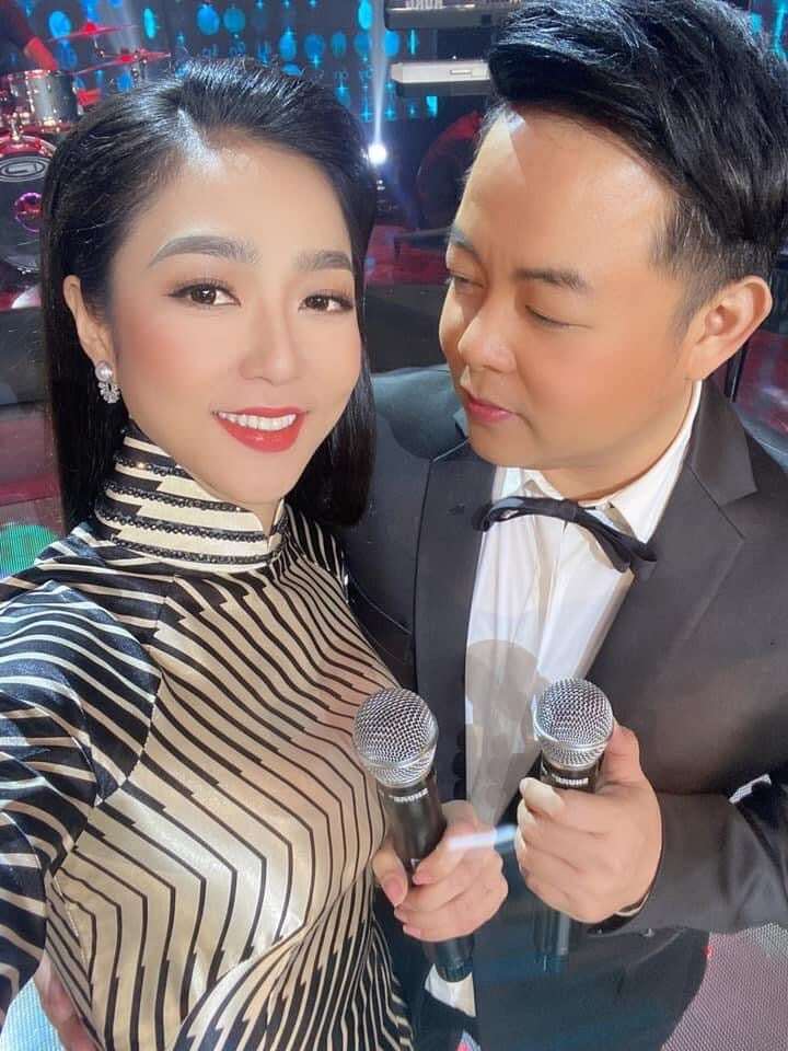 Quang Lê thân thiết với Hà Thanh Xuân, không ngại ôm eo nữ ca sĩ khi hát.