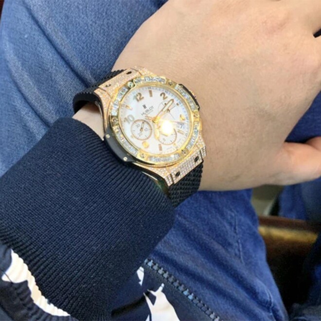 Quang Lê trong lần khoe đồng hồ đính kim cương.