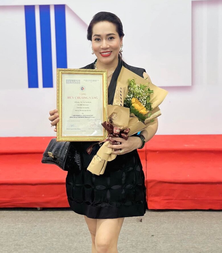 Trước đó nữ diễn viên cũng đã nhận được Huy chương vàng cho một vở diễn khác.