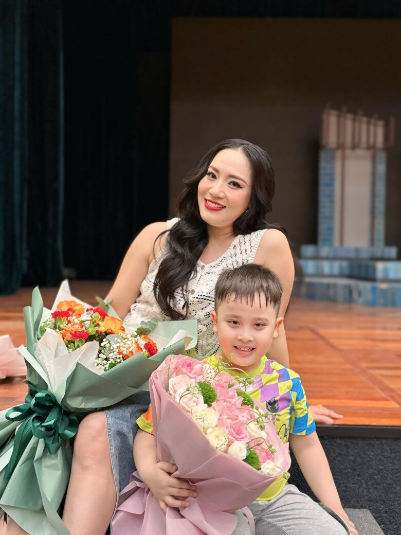 Nữ nghệ sĩ đăng ảnh chụp cùng con trai năm nay 6 tuổi.