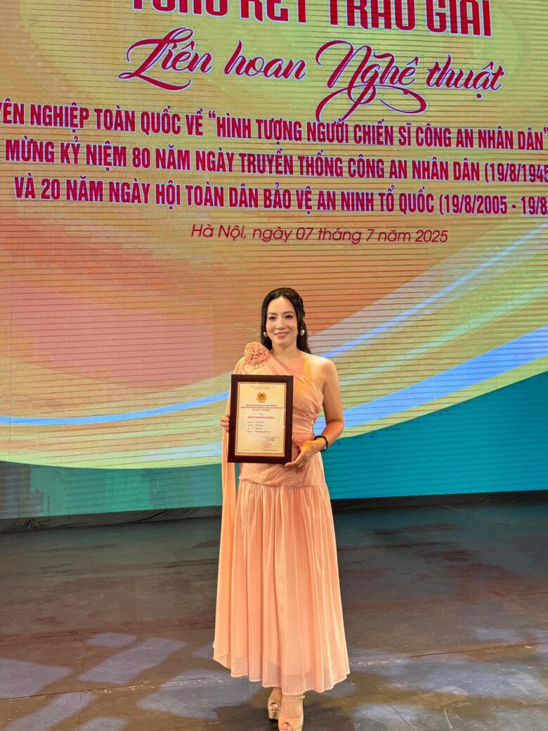 Thu Huyền chia sẻ hình ảnh khi nhận Huy chương vàng cho vai diễn bà Trang trong vở Đối Mặt.